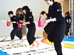 抽選後会場の確認へ。パフォーマンス部門はロビーでの開催です。