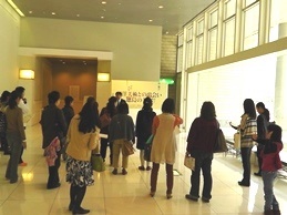 抽選後会場の確認へ。パフォーマンス部門はロビーでの開催です。