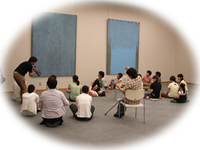 菊畑茂久馬の作品の前で