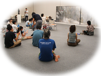 森山知巳の作品の前で